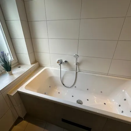 Krabbennest Mit Whirlpool Und Infrarotsauna Zentral Apartment *